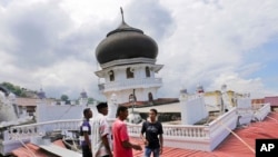 印尼星期三早上發生強烈地震，地震造成房屋倒塌，包括清真寺。