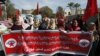 Para demonstran Palestina membawa spanduk dari Front Demokratik Pembebasan Palestina untuk memprotes rencana perdamaian usulan Presiden AS Donald Trump, dalam demonstrasi di Gaza City, 27 Januari 2020. (Foto: AFP)