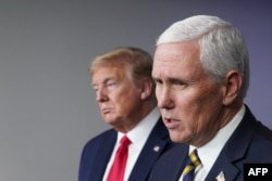 Presiden AS Donald Trump mendengarkan Wakil Presiden AS Mike Pence berbicara selama pengarahan harian tentang COVID-19 pada 2020. (Foto: AFP)