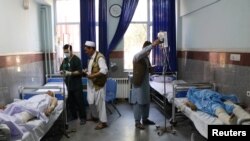 Para korban ledakan bom pinggir jalan di provinsi Herat, Afghanistan, dirawat di rumah sakit, 31 Juli 2019.