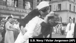 Marinheiro George Mendonsa beija uma enfermeira na Praça Times Square, Nova Iorque, 14 de Agosto, quando as pessoas celebravam o fim da Guerra Mundial II. 