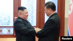 지난 1월 김정은 국무위원장(왼쪽)과 시진핑 주석이 만나고 있다.