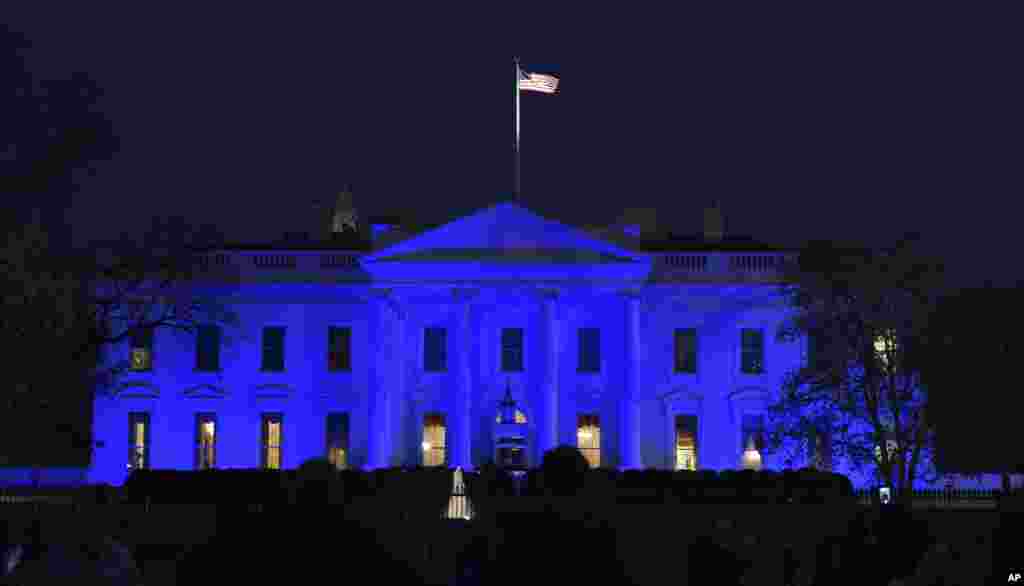 کاخ سفید غرق در نور آبی رنگ به مناسبت روز جهانی اوتیسم &nbsp;