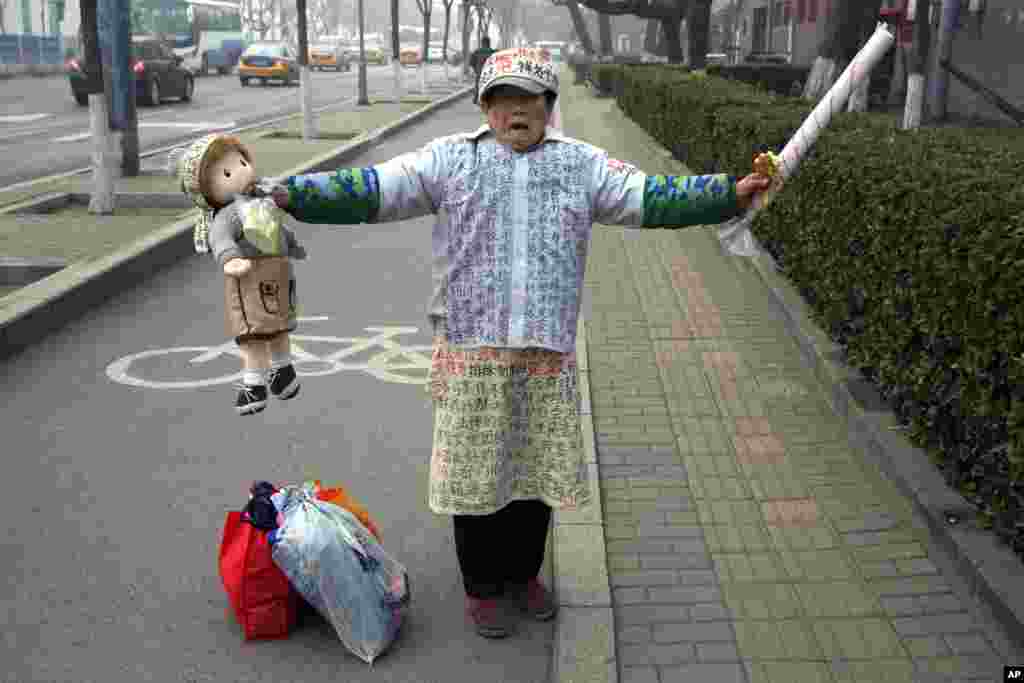 Seorang pemohon mengenakan pakaian bertuliskan keluhannya di sebuah jalan di Beijing, China.