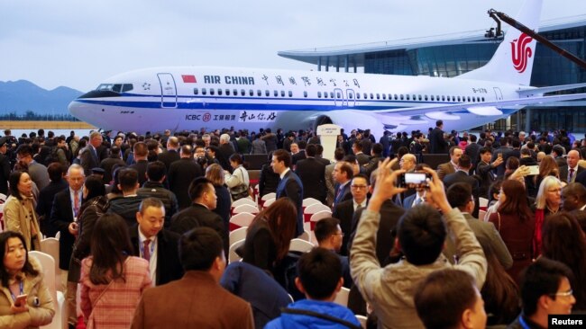 人们参加在浙江舟山波音工厂完工并向中国航空公司交付的第一架波音737Max型飞机的交付仪式。（2018年12月15日）