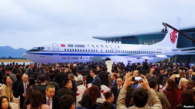 人们参加在浙江舟山波音工厂完工并向中国航空公司交付的第一架波音737Max型飞机的交付仪式。（2018年12月15日）