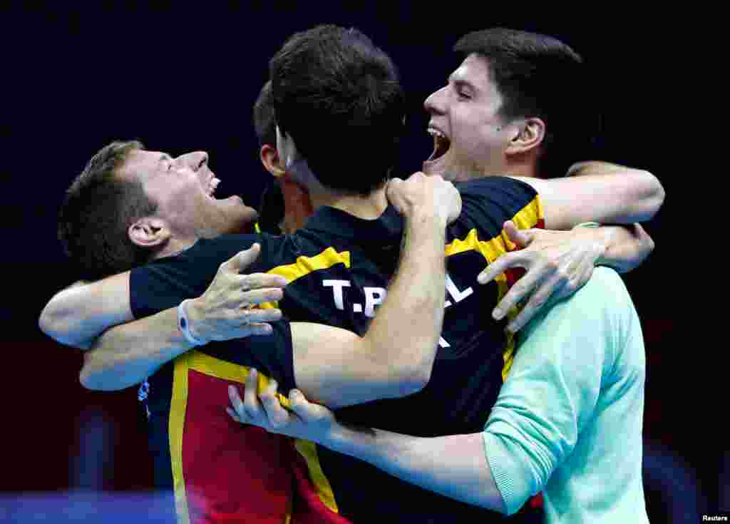 Germany&#39;s Dimitrij Ovtcharov (R) celebrates winning with his teammates in the men&#39;s table tennis match against Hong Kong.