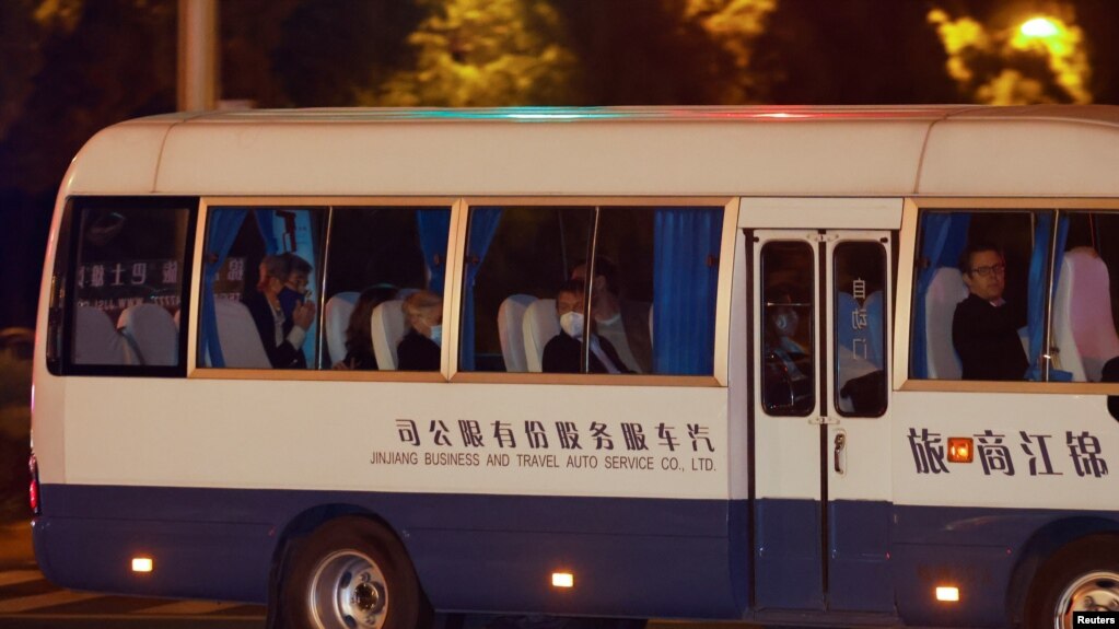 美国气候特使约翰·克里一行乘坐面包车抵达上海的下榻酒店。（2021年4月14日）(photo:VOA)