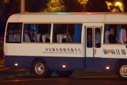美国气候特使约翰·克里一行乘坐面包车抵达上海的下榻酒店。（2021年4月14日）