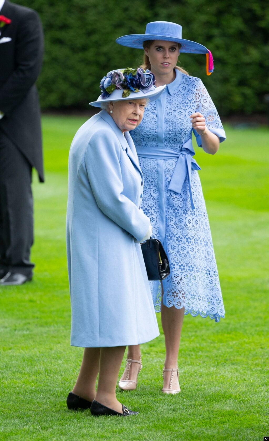 پرنسس بئاتریس در کنار مادربزرگش ملکه الیزابت