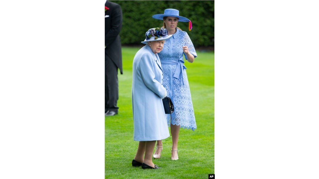 Ratu Elizabeth II dan Putri Beatrice of York di Ascot Racecourse. (Foto: AP)