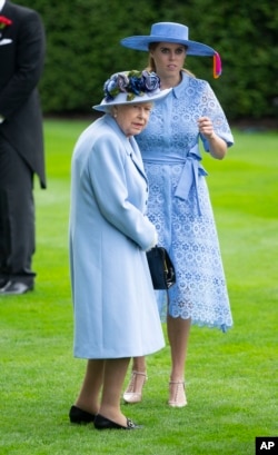 Ratu Elizabeth II dan Putri Beatrice of York di Ascot Racecourse. (Foto: AP)