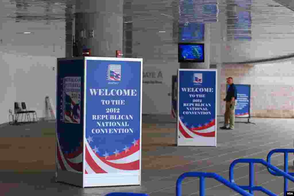 Developments about Hurricane Isaac were closely watched at all parts of the convention site. (J. Featherly/VOA)