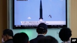 6月3日，南韓市民在一個鐵路車站觀看電視播放的一個有關北韓發射導彈的節目。