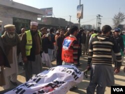 Body of victim is removed from scene of militant attack at Bacha Khan University in Charsadda, Pakistan, Jan. 20, 2016. (Photo: N. Takar / VOA Deewa)