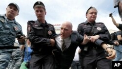Police detain Russia's leading gay rights campaigner Yuri Gavrikov during an unsanctioned gay rally near the City Hall in Moscow, May 25, 2013. 