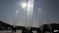 Воздушные шары, нагруженные листовками и сотнями пар теплых носков для северокорейцев
