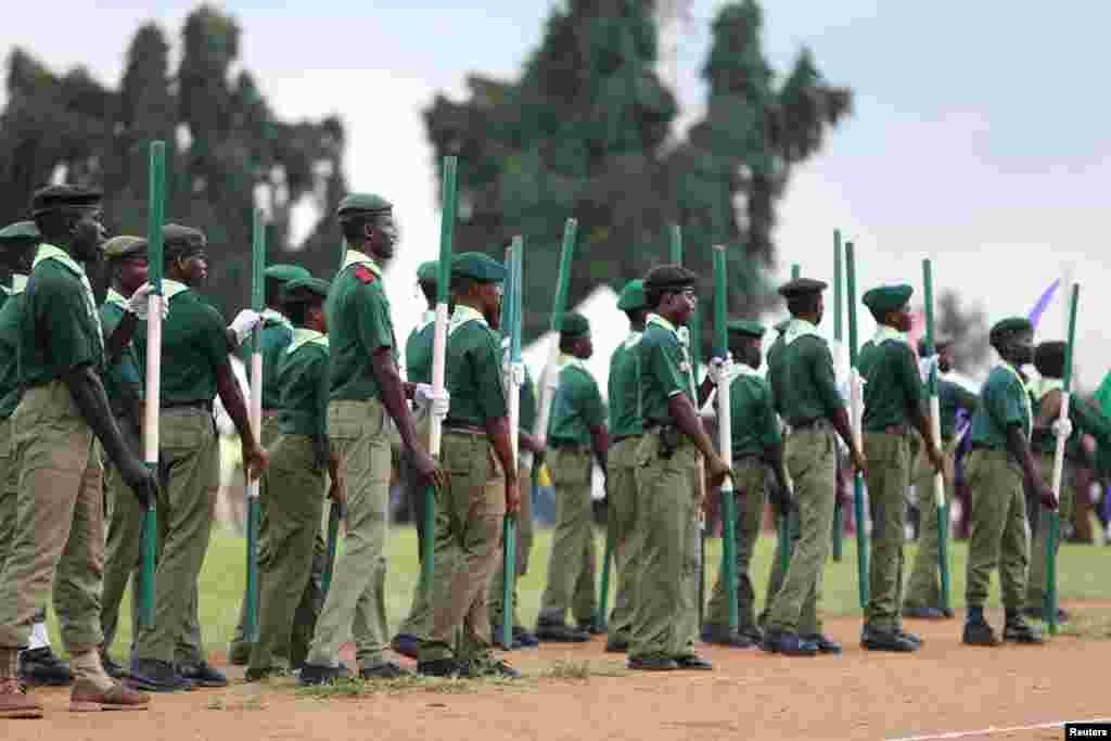 Yan kungiyar BOYS SCOUT suke maci a Birnin Lagos, domin munnar cika shekaru 55 da samun yancin Najeriya