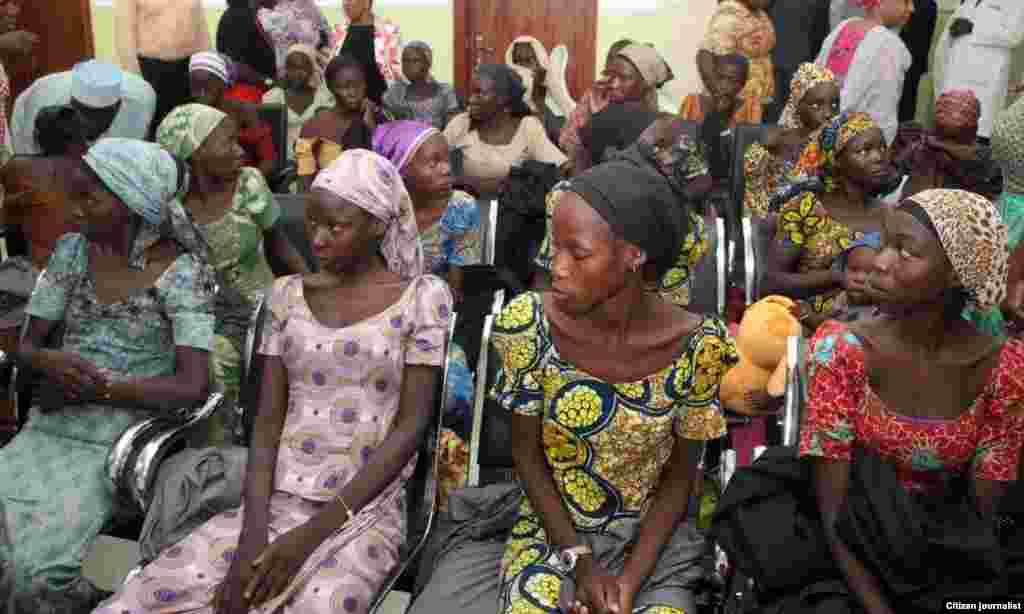 Jami'an gwamnatin Najeriya suna ganawa da 'yan matan Chibok su 21 da aka sako alhamis 13 Oktoba,m 2016 a Abuja