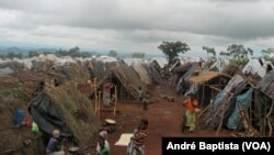 Tendas improvisadas no campo de refugiados moçambicanos em Kapise, no distrito de Mwanza, no Malawi. 