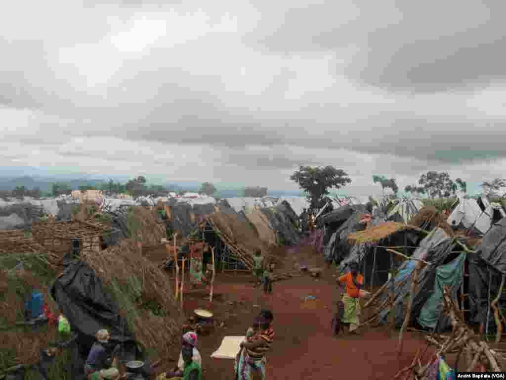 Tendas improvisadas no campo de refugiados moçambicanos em Kapise, no distrito de Mwanza, no Malawi. 