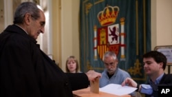 스페인 수도 마드리드의 한 유권자가 20일 열린 총선거에서 투표하고 있다.