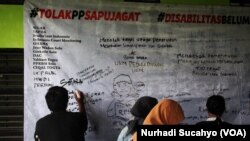 Penyandang Disabilitas di Yogyakarta menyuarakan aspirasi terkait tindak lanjut UU 8 Th 2016 (VOA/Nurhadi Sucahyo)