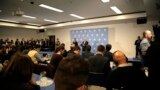 با اینکه خبرنگاران از ده صبح به وقت محلی منتظر بودند، ساعت حدود یازده شب، مقام های آژانس، ایران، آمریکا و اتحادیه اروپا آمدند.
