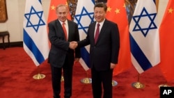 以色列总理本雅明·内塔尼亚胡（左）和中国国家主席习近平于 2017 年 3 月 21 日在北京钓鱼台国宾馆举行会谈。
