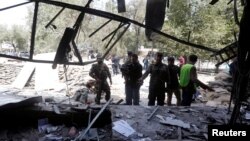 阿富汗安全部队在喀布尔的自杀炸弹袭击事件现场(2017年8月29日)