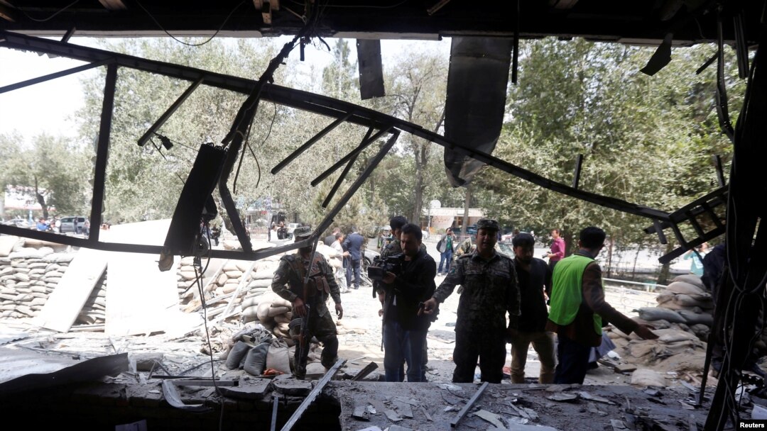 Avganistanske bezbednosne snage istražuju mesto napada bombaša samoubioce u Kabulu, Avganistan, 29. avgusta 2017. 
