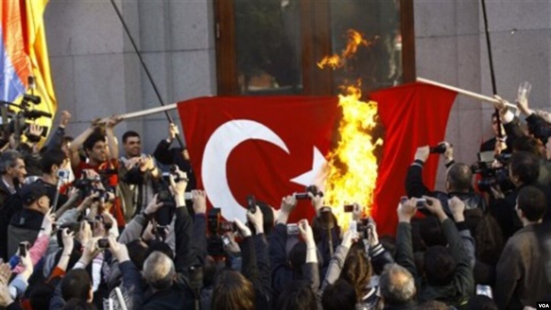 Warga Armenia membakar bendera Turki dalam peringatan 96 tahun pembunuhan massal oleh bangsa Turki.