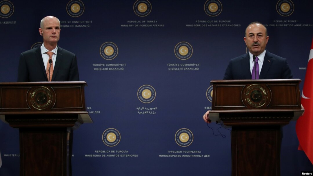Menteri Luar Negeri Turki Mevlut Cavusoglu dan Menteri Luar Negeri Belanda Stephanus Blok menggelar jumpa pers bersama di Ankara, Turki, 3 Oktober 2018.