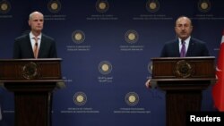 Menteri Luar Negeri Turki Mevlut Cavusoglu dan Menteri Luar Negeri Belanda Stephanus Blok menggelar jumpa pers bersama di Ankara, Turki, 3 Oktober 2018.