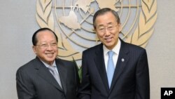 លោក​អគ្គ​លេខាធិការ​អង្គការ​សហប្រជាជាតិ Ban Ki-moon ជួប​ជាមួយ​លោក​រដ្ឋមន្ត្រី​ការ​បរទេស ហោ ណាំហុង កាល​ពី​ថ្ងៃ​ទី​២៧​ខែ​កញ្ញា​ឆ្នាំ​២០១០​នៅទី​ក្រុង​ញូវ​យ៉ក។