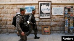 La policia fronteriza israelí patrulla un callejón de la ciudad vieja de Jerusalén, durante las oraciones del viernes, mientras los palestinos llaman a un "día de ira" en respuesta al reconocimiento de Jerusalén por parte de EE.UU.