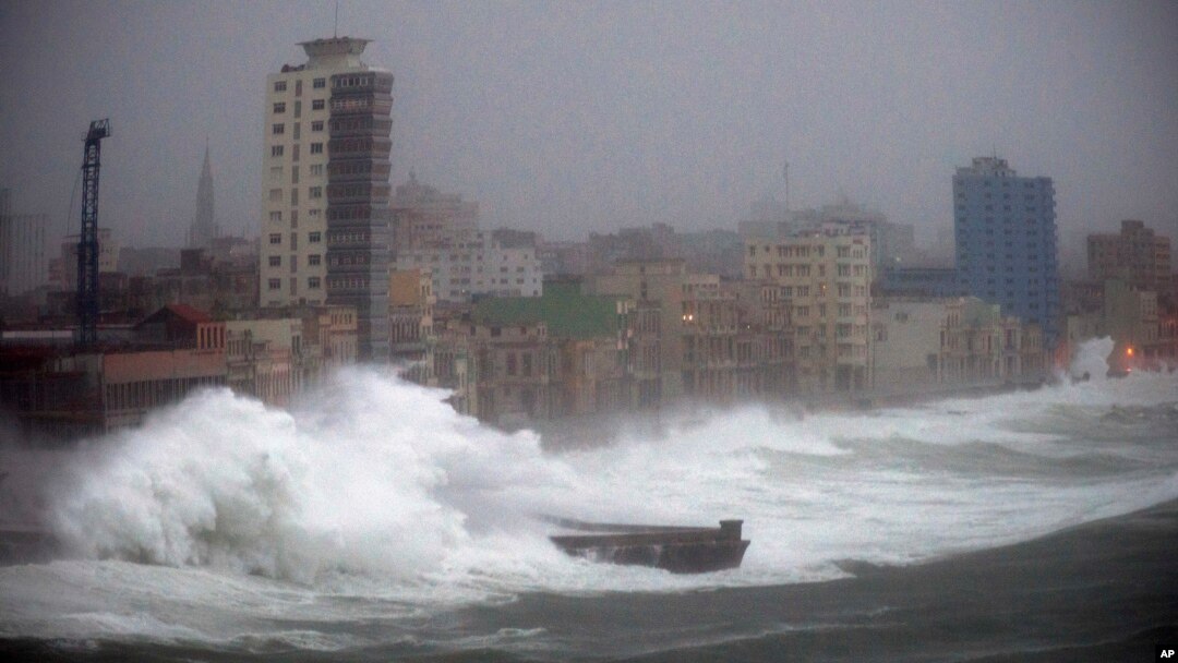 Sóng lớn do Irma gây ra ập vào đê chắn sóng ở Havana, Cuba, hôm 9/9.