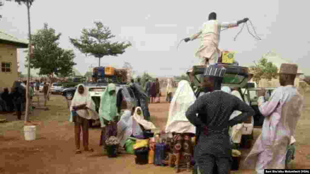 Lokacin da iyaye suke kwashe &#39;ya&#39;yansu da suka tsira a makarantar Jangebe