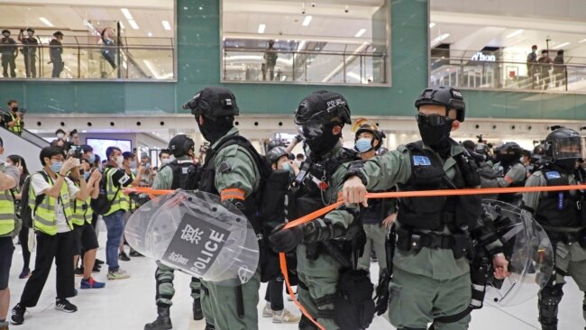 资料照片--香港劳动节期间，防暴警察进入购物中心驱散抗议者。（2020年5月1日）