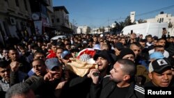 Warga Palestina membawa jenazah Yazan Abu Tabekh, yang tewas dalam penggeberekan Israel, dalam upacara pemakaman di Jenin, Tepi Barat, wilayah Palestina yang diduduki Israel, Kamis (6/2). 