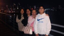 ຮູບພາບ ຂອງຄອບຄົວຄົນລາວ ຄອບຄົວນຶ່ງ ຜູ້ທີ່ອາໄສຢູ່ໃນສະຫະລັດ.