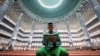 <p>Seorang pria Muslim membaca Al-Qur'an di Masjid Agung Istiqlal selama bulan puasa Ramadan di Jakarta. (Reuters) 