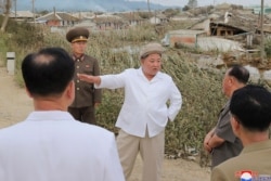 북한 김정은 국무위원장이 5일 태풍 마이삭이 통과한 함경남도 지역을 방문해 현지에서 피해 상황을 파악했다며 북한 조선 중앙통신(KCNA)이 6일 보도했다.