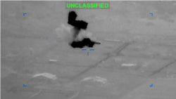 美国海军和空军战机6月27日对霍尔木兹海峡及周边多个地点的10个伊朗军事目标发动打击，以回应伊朗袭击“基库”号油轮。(图片来源：美国中央司令部在X社媒平台上公布的视频截屏)