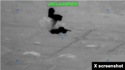 美国海军和空军战机6月27日对霍尔木兹海峡及周边多个地点的10个伊朗军事目标发动打击，以回应伊朗袭击“基库”号油轮。(图片来源：美国中央司令部在X社媒平台上公布的视频截屏)