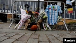 Una camiseta del equipo nacional de fútbol argentino fue dejada con flores en la West Street en Nueva York, dos días después que un hombre en un camión alquilado atropelló a transeúntes y ciclistas en un sendero de biciletas a lo largo del río Hudson. Nov. 2, 2017. 