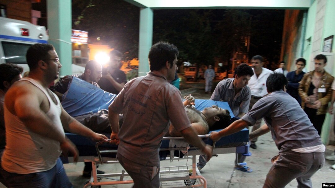 Korban ledakan bom di Khanaqin, Irak, dibawa ke rumah sakit Sulaimaniya (28/4). 
