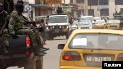 ARCHIVES - Circulation automobile dans une rue de Bangui, le 7 janvier 2013. 