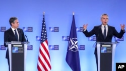 토니 블링컨 미국 국무장관(왼쪽)과 옌스 스톨텐베르그 나토(NATO) 사무총장이 지난달 23일 벨기에 브뤼셀에서 나토 외무장관 회의에 앞서 기자회견을 했다.
