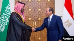 عبدالفتاح سیسی رئیس‌جمهوری مصر و محمدبن‌سلمان ولیعهد و رئیس شورای وزیران پادشاهی سعودی (آرشیو)